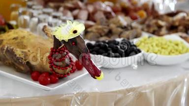 装饰鸭在喜庆的餐桌上，装饰着红色的珠子.. 节日餐桌的装饰。 元旦